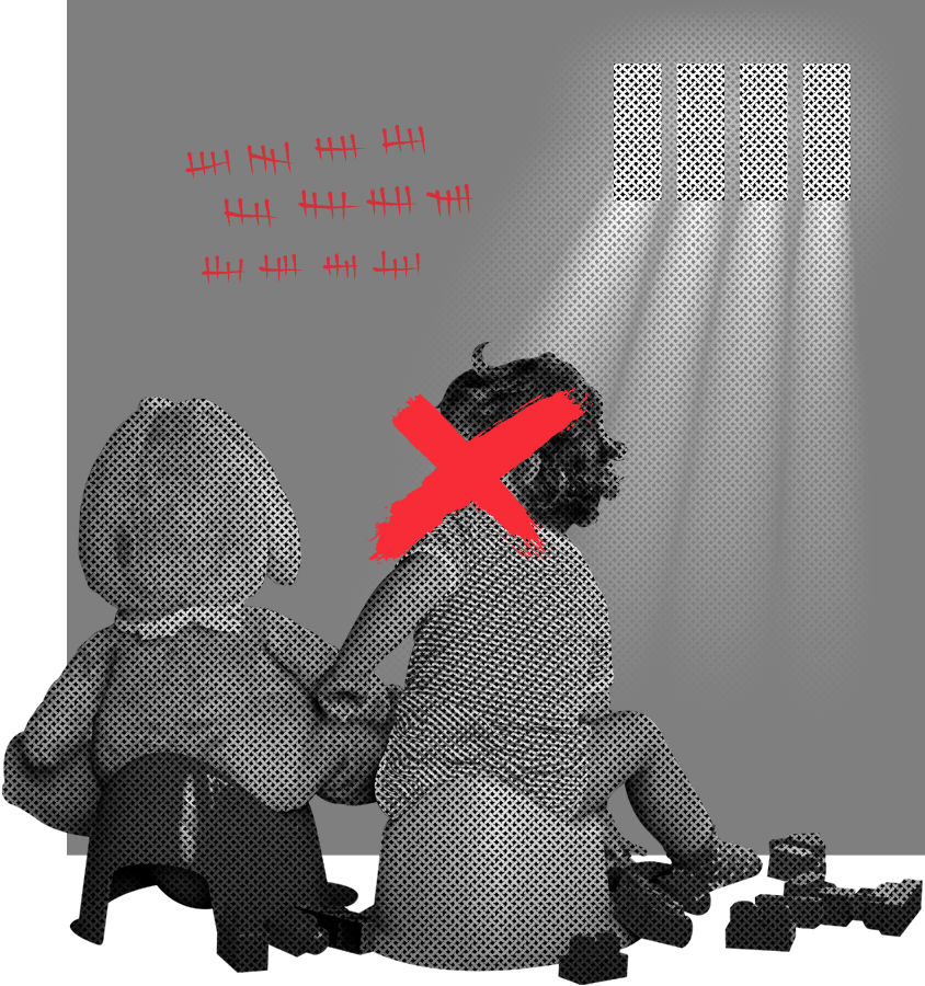 Simulação de uma criança e um ursinho sentados dentro de uma cela, os rostos estão censurados.